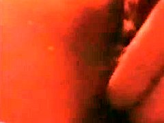 Hjemmelaget video af en amatørpige, der sutter og knepper en stor pik