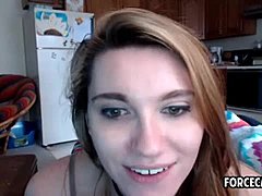 Uma transexual amadora de 18 anos fica louca na webcam