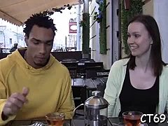 Vidéo amateur mettant en vedette des femmes attirantes faisant l'amour avec une pipe et une baise coquine