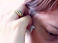 Nicoletta probeert oorbellen en wordt gevingerd in deze hete MILF-video