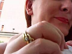 Nicoletta prova gli orecchini e si fa fare un ditalino in questo video MILF bollente