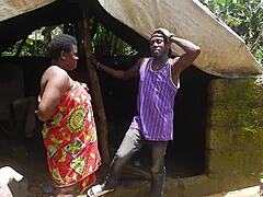 Ebony MILF blir knullad av sin granne i mans hem