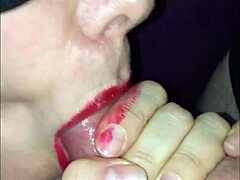MILF in amaterska žena se jebejo in jebejo v tem BDSM videu