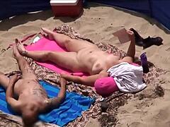 Femeile mature se bucură de soare și una de alta pe plajă