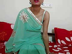 Indisk stedmor med store bryster knepper sin stedsøn i HD-video