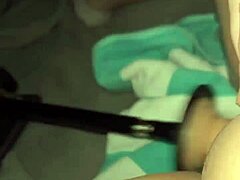 Seorang MILF yang dicukur mendapat vaginanya dientot oleh mesin