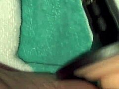 Een geschoren MILF laat haar kutje neuken door een machine