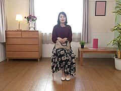 Die japanische reife Nami Risha gibt einem Fotografen einen Handjob