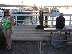 Pelacur MILF pipis di tempat umum di resor tepi laut