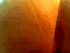 Opálená zrelá žena si nechá svoju oholenú kundičku ošukať veľkým kohútom v tomto videu s kovbojkou manželky