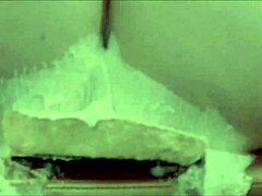 甘い歯を持つ熟女:イスキーリーブスの誕生日ケーキのファンタジー