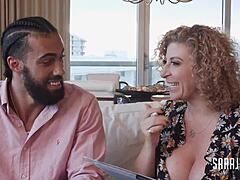 Gelukkige suikerbaby James Angel geeft Sara Jay een blowjob in deze MILF porno video