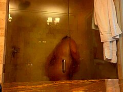 A Mistress Danie desfruta de um banho quente em PCB