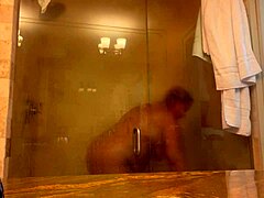 Mistress Danie PCB'de sıcak bir duşun tadını çıkarıyor