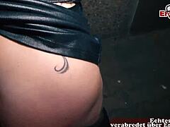 Kypsä nainen tatuointeja gets perseestä mukaan hänen kumppani