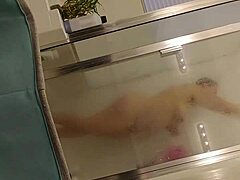 Dojrzała mamuśka cieszy się gorącym prysznicem ze swoim kochankiem