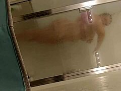 Zrelá mamička si užíva horúcu sprchu so svojím milencom