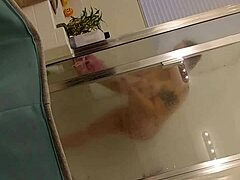 Reife Mami genießt heiße Dusche mit ihrem Lover