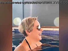 Mama MILF devine obraznică într-un halat de baie sexy într-un videoclip HD