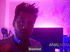 MILF gjør seg klar for analsex i subliminal video