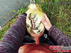 Seks in een openbaar park met een getatoeëerde MILF van Milfhunting24.com