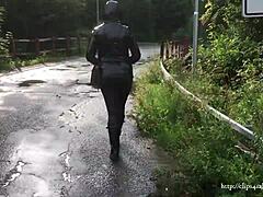 Seorang ibu berpakaian kulit dengan celana panjang berkilau berjalan-jalan
