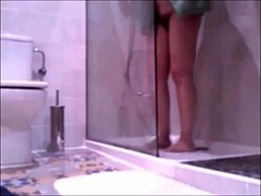 Wanita dewasa di kamar mandi: Video buatan sendiri