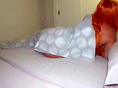 La matrigna e il figliastro in una stanza d'albergo si dedicano al sesso anale e allo scambio di sperma