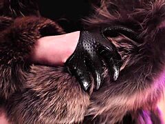 Η MILF κυριαρχεί με γούνινο παλτό και δερμάτινα γάντια σε σπιτικό βίντεο