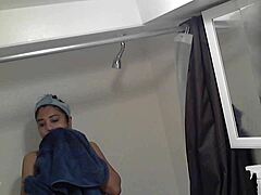 숨겨진 카메라에 걸린 인도 MILF들의 샤워 세션