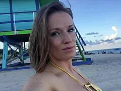 Bikiniklädda Jillian visar upp sina rikliga tillgångar på stranden
