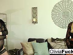 Блондинка Оливия Остин берет на себя большой член в этом порно видео онлайн