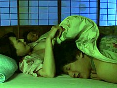 Japán anyuka szopja mostohafiát, miközben a férje alszik