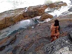 Zrela afriška dama z naravnimi joški se jebe pred plažo