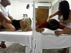Asiatisk MILF får sin stramme røv kneppet af kinky læge i en varm trekant