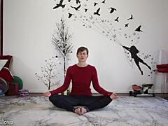O mamă rusă matură își arată fundul la o lecție de yoga