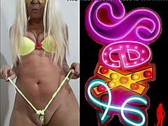 Reife blonde Milf zeigt ihre Kurven in erotischem Solo-Video