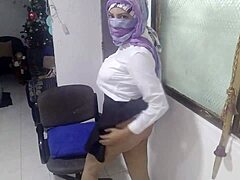 Арабска съпруга в ученически тоалет се наслаждава на соло игра