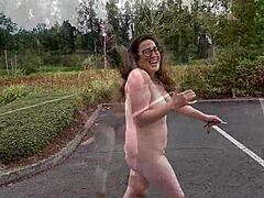 امرأة ناضجة سمينة وجميلة تخلع ملابسها في الأماكن العامة وتطلق النار