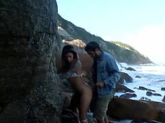 Madura disfruta del sexo público en una playa