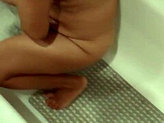 Mămica excitată face o baie și își arată pizda păroasă