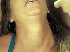 La grosse bite de maman: une milf mature se fait baiser le cul dans cette vidéo HD