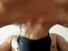 Büyük göğüslü ve maskeli olgun MILF BDSM videosunda yarrağı emiyor