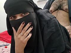 Indická máma v hidžábu se zlobí se svým nevlastním synem