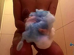 Exhibitionistische brunette met natuurlijke tieten wordt ondeugend onder de douche