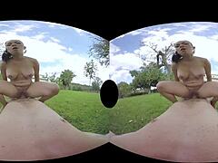 MILF 엄마 사라 메이가 궁극적인 VR 경험을 선사합니다