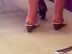 Las mujeres maduras con pies hermosos se ponen traviesas