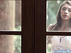 Madurita lesbiana disfruta del sexo oral en posición de tijera