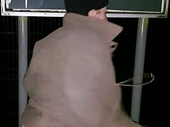 Zralá žena ukazuje svá velká prsa v sólovém videu