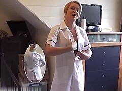 Kypsät eurooppalaiset sairaanhoitajat antavat sairaalapotilaalle suihinoton seksinauhalla
